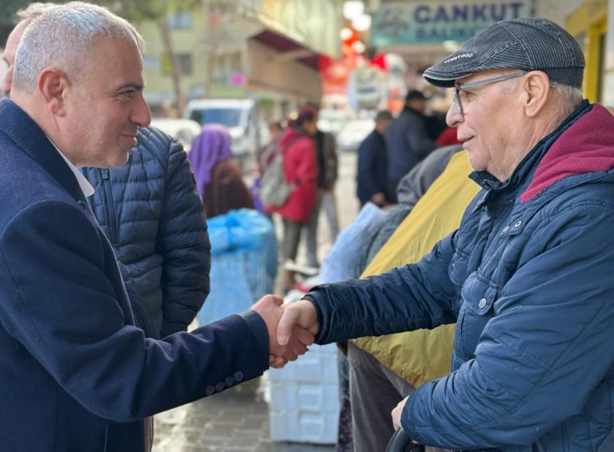 G&uuml;veli, Dikili il&ccedil;e pazarında esnafın talep ve &ouml;nerilerini dinledi