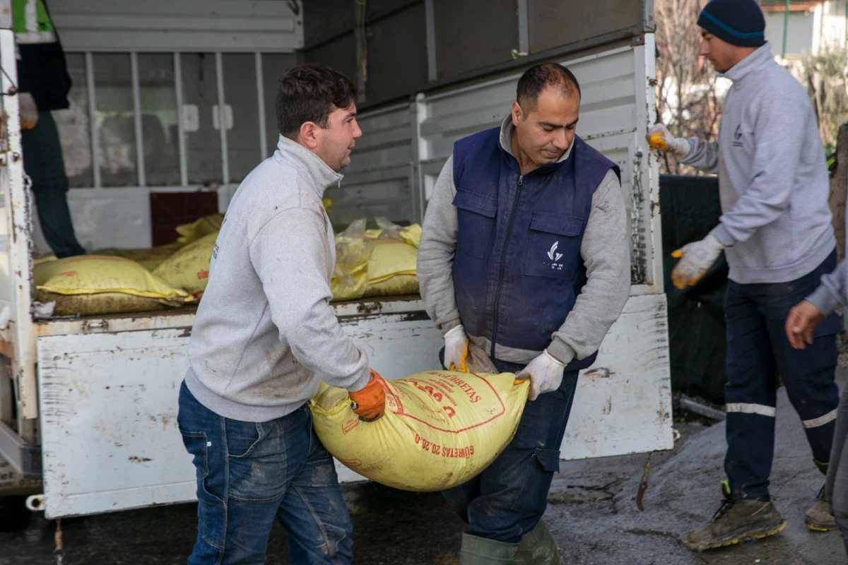 G&uuml;zelbah&ccedil;e Belediyesi&rsquo;nden &ccedil;ift&ccedil;iye g&uuml;bre desteği