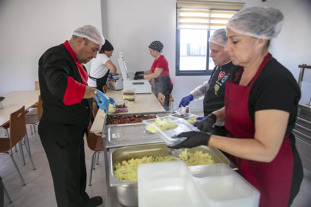 Güzelbahçe’de dayanışma mutfağı her gün 500 kişiyi doyuruyor
