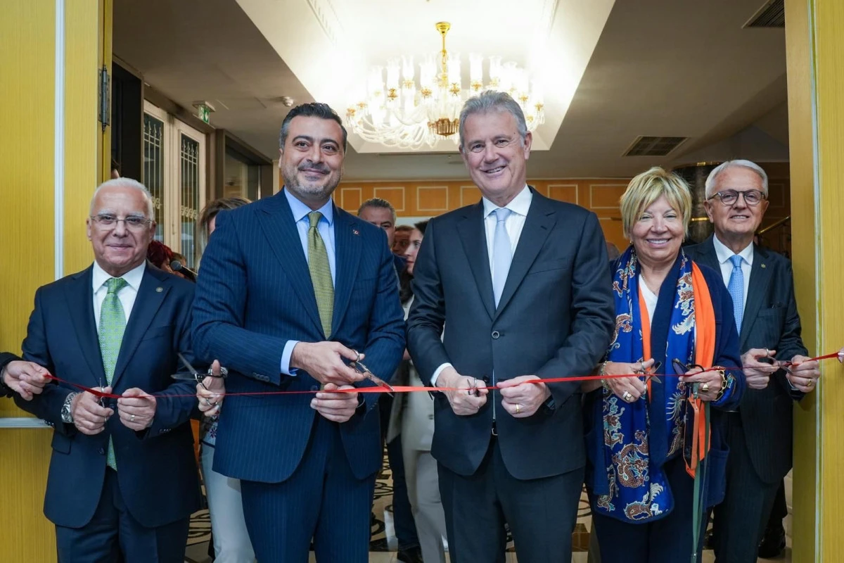 “İletişim Yüzyılında Kentlerin Hikâyesi” Sergisi İzmir’de Açıldı