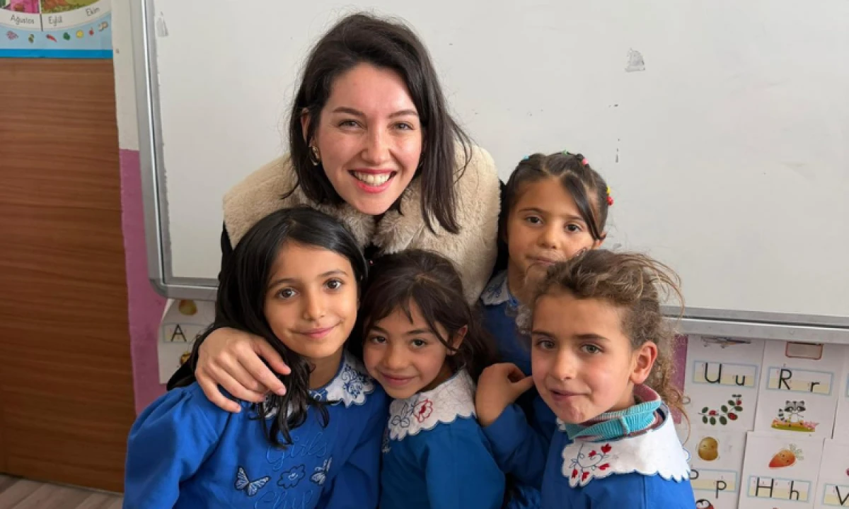 İpek Soylu Kars&rsquo;ta &Ccedil;ocuklarla Buluştu