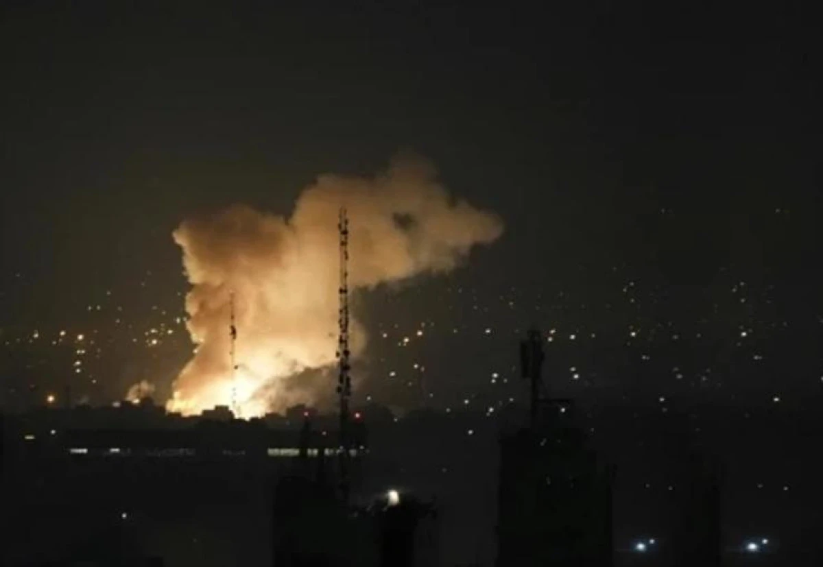 İran'ın başkenti Tahran'da şiddetli patlamalar meydana geliyor