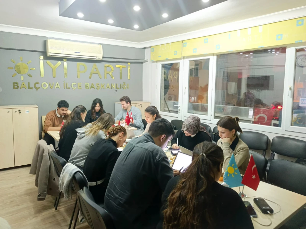 İYİ Parti Bal&ccedil;ova&rsquo;da kapılarını &uuml;niversiteli gen&ccedil;lere a&ccedil;tı