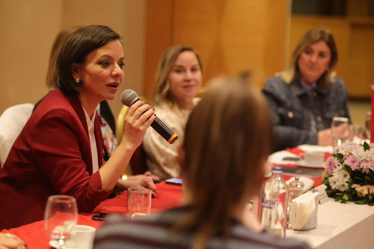 İZİKAD buluşmasında kadın emeği ve istihdam konuşuldu