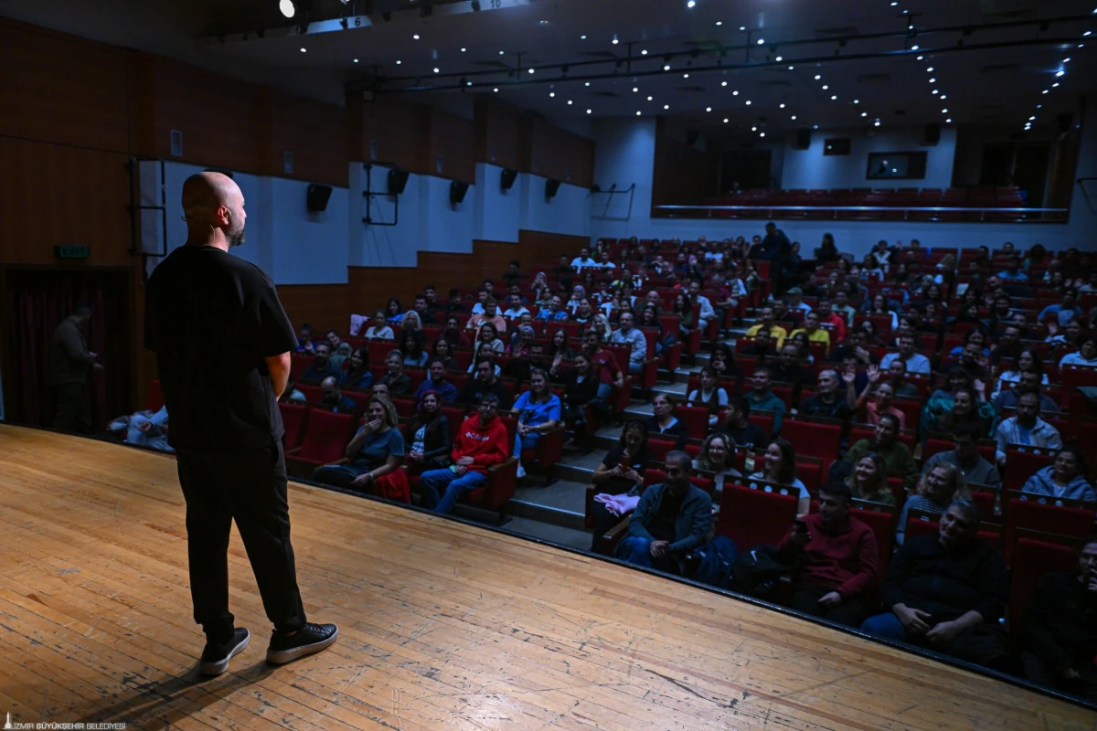 İZKİTAP 2025’te Hasoğlu’ndan Mizah Dolu Gösteri