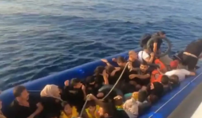 İzmir açıklarında 20 göçmen yakalandı