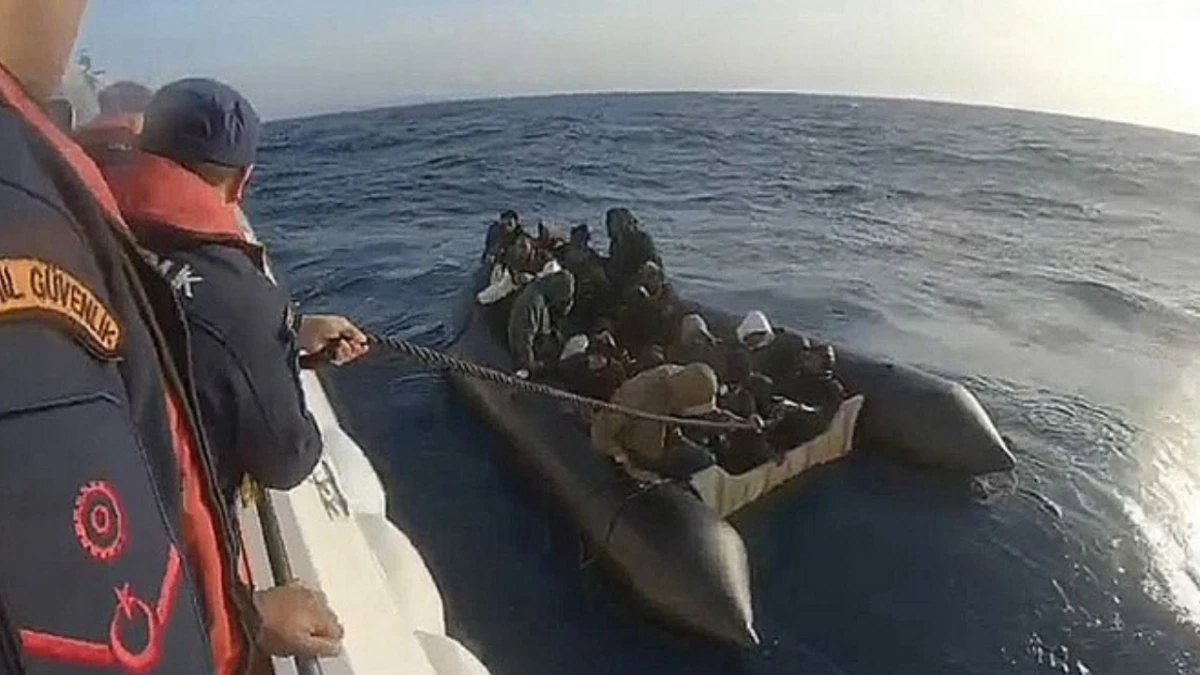 İzmir açıklarında 25 göçmen kurtarıldı