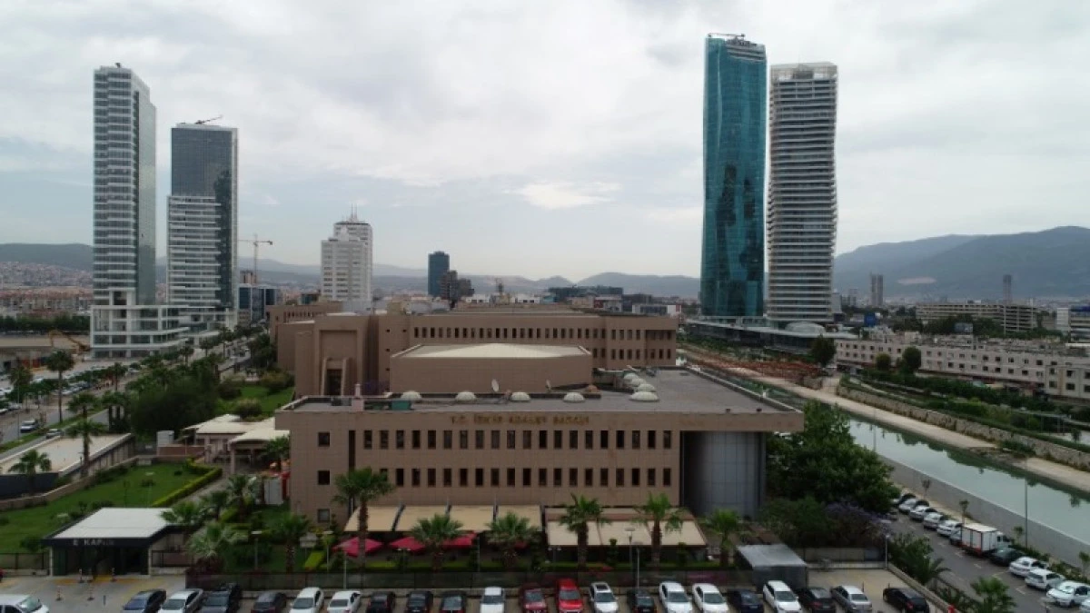 İzmir Adliyesi’nde görev değişikliği: Yeni savcılar göreve başladı