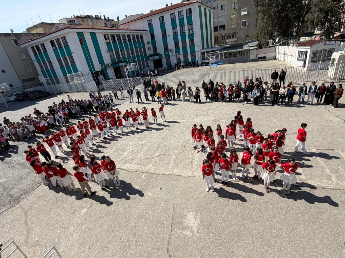 İzmir Bal&ccedil;ova&rsquo;da &ouml;ğrenciler İstiklal Marşı&rsquo;nı işaret diliyle anlattı