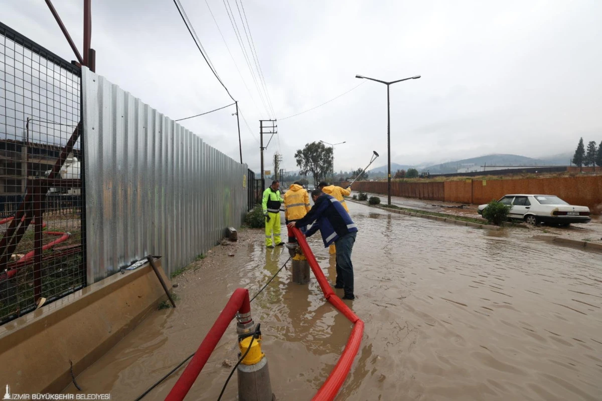 İzmir Büyükşehir Ekipleri Yağışa Karşı Seferber