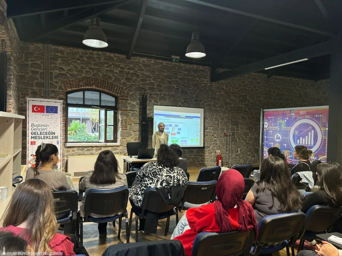 İzmir Büyükşehir’den kadınlara dijital eğitim desteği