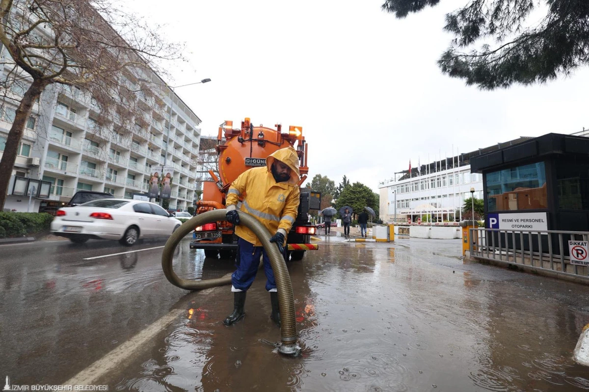 İzmir B&uuml;y&uuml;kşehir&rsquo;den Yağışta Hızlı Altyapı M&uuml;dahalesi
