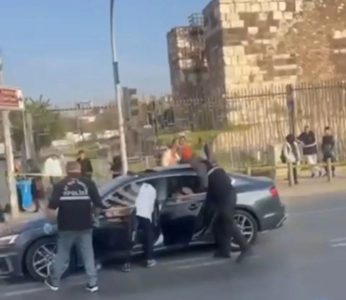 İzmir Çankaya’da silahlı saldırı: 2 kişi yaralandı