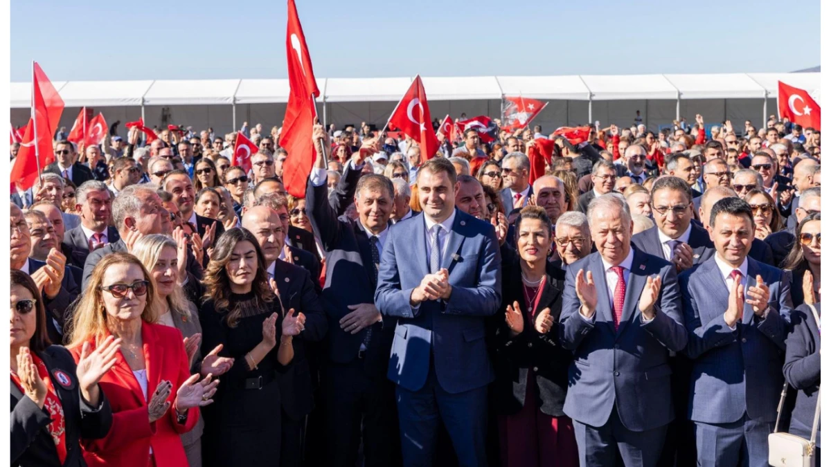 İzmir Cumhuriyet Meydanı’nda CHP Coşkusu