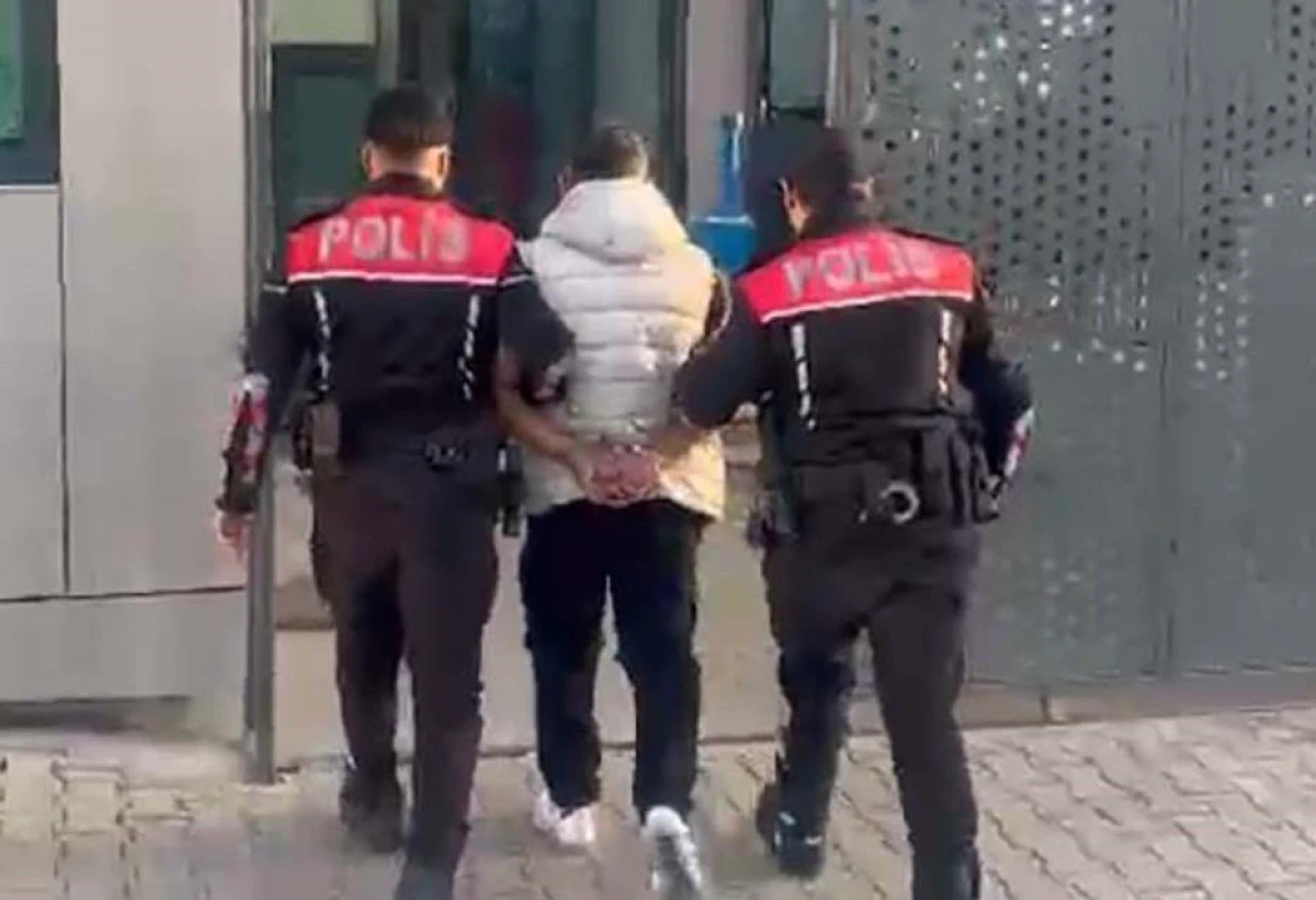 İzmir Emniyeti firariyi suçüstü yakaladı