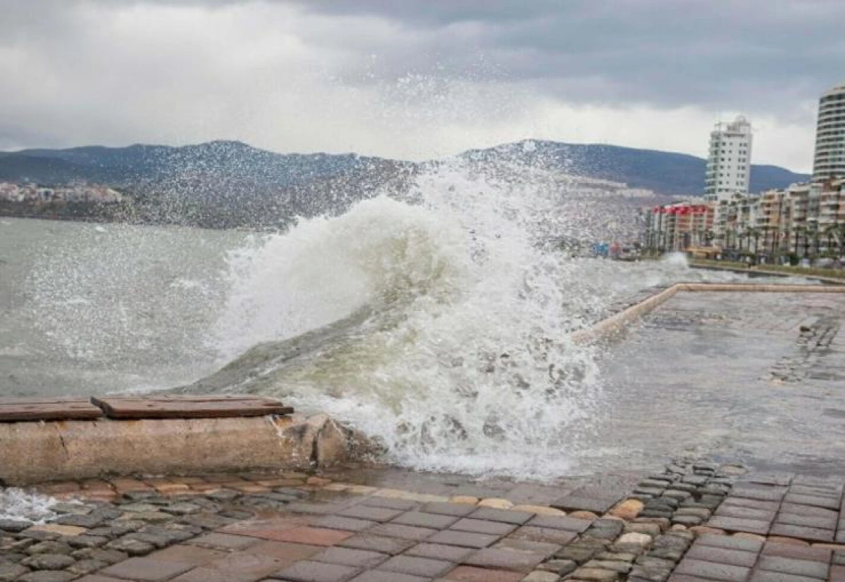 İzmir i&ccedil;in 'kuvvetli r&uuml;zgar' ve 'fırtına' uyarısı!