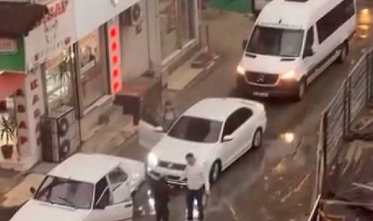 İzmir Karabağlar&rsquo;da Trafik Kavgası D&ouml;ner Bı&ccedil;ağıyla B&uuml;y&uuml;d&uuml;