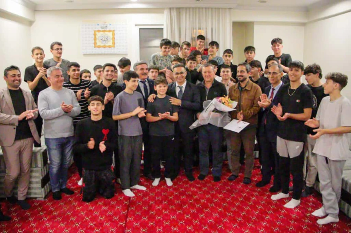 İzmir MEB Müdürü Dr. Ömer Yahşi, Şehit İlhan Varank Lisesi Pansiyonunu Ziyaret Etti