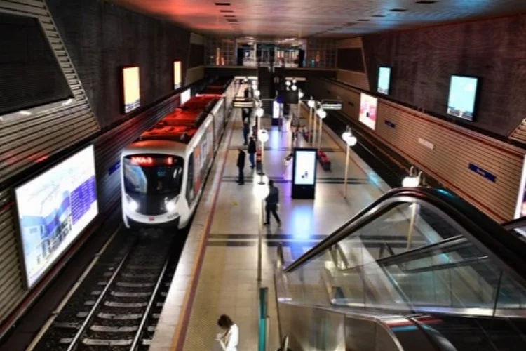 İzmir Metro Seferlerinde Geçici Aksamalar Yaşanıyor