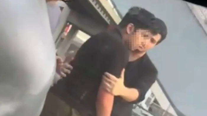 İzmir Metrosu’nda saldırgan panik yarattı