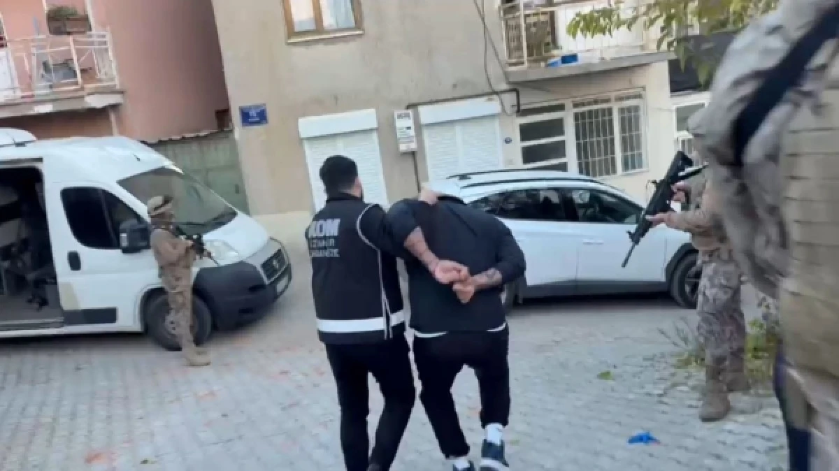 İzmir Polisi &Ccedil;eşme&rsquo;de Firariyi Kıskıvrak Yakaladı