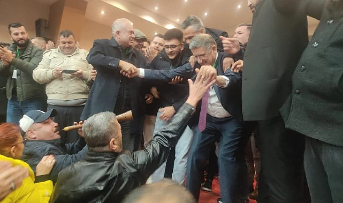 İzmir Servis&ccedil;iler Odası se&ccedil;iminde kazanan Hasan Basri Bostancı