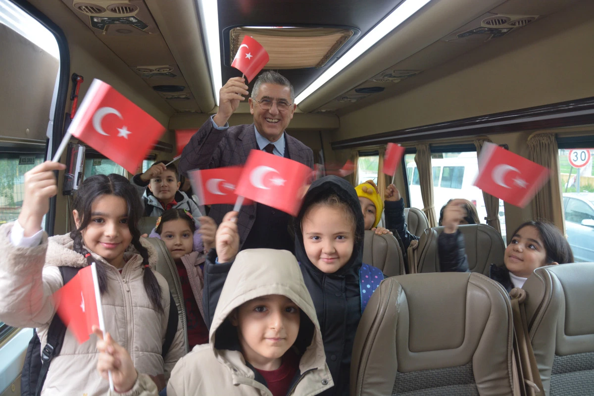 İzmir Servis&ccedil;ilerden Bayrak Coşkusu