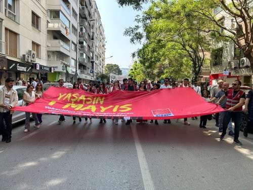 İzmir'de 1 Mayıs Coşkusu Gündoğdu Meydanı'nda Yankılandı