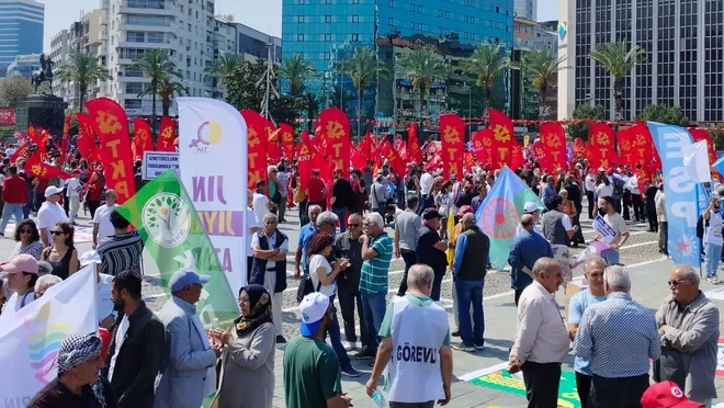 İzmir'de 1 Mayıs İşçi Bayramı coşkusu Gündoğdu Meydanı'nda yaşanıyor