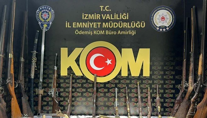 İzmir'de Antika Silah Kaçakçılığı Operasyonunda Çok Sayıda Silah Ele Geçirildi