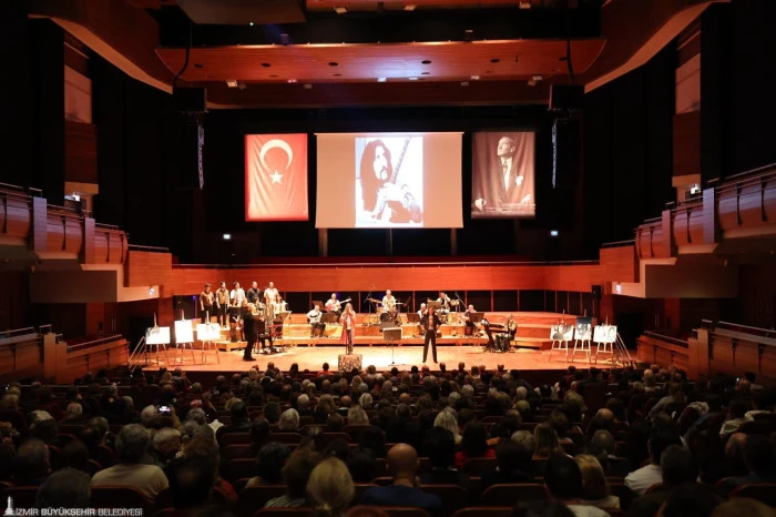 İzmir’de Barış Manço Konseri Coşkusu