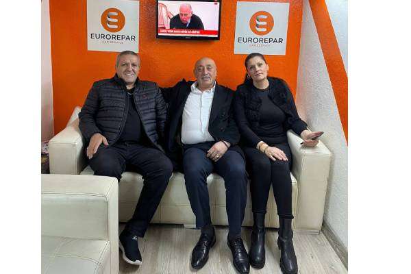 İZMİR'DE BİR KASABALI GÜLER OTO CELAL ÖZKAN. 