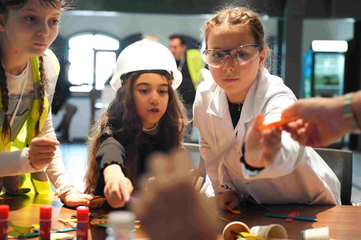 İzmir’de Çocuklar Müze Yönetimini Ele Geçirdi