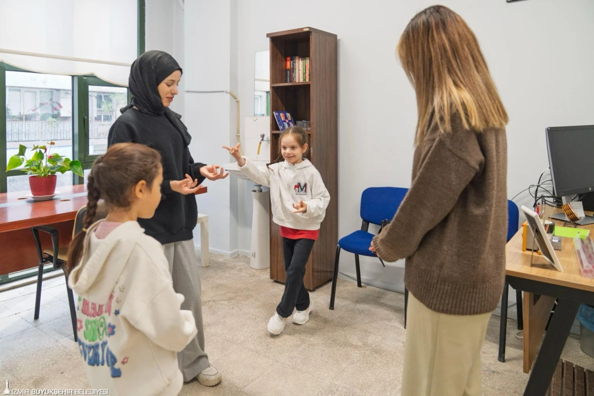 İzmir&rsquo;de &Ccedil;ocuklar Renkli Harfler ile &Ouml;ğreniyor