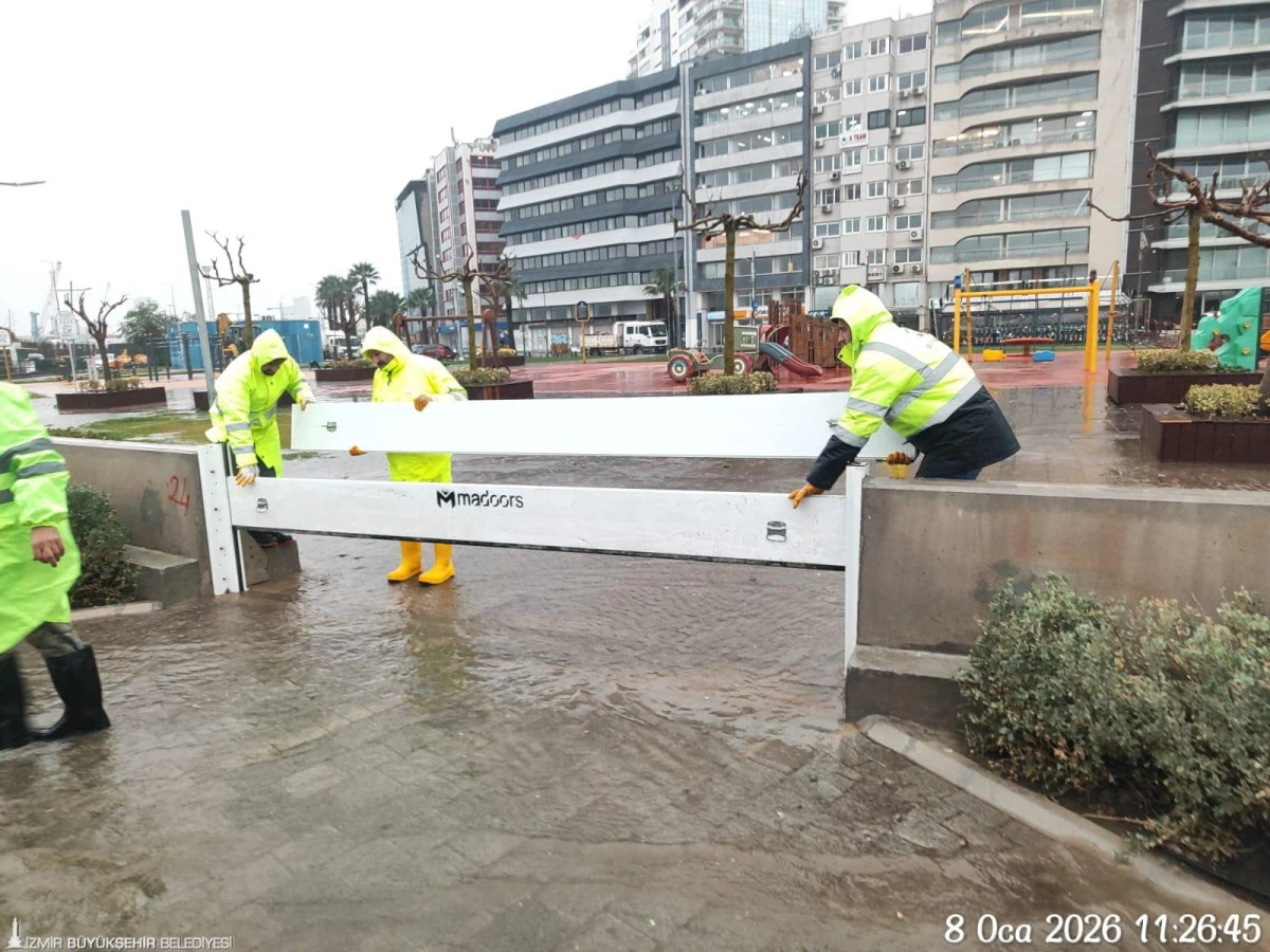 İzmir&rsquo;de fırtına duvarı testten ge&ccedil;ti