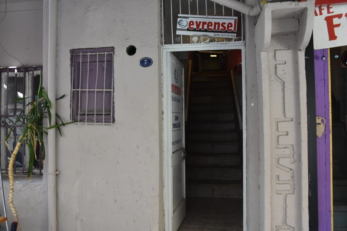 İzmir’de gazete tabelasına isabet eden kurşunlar kamerada