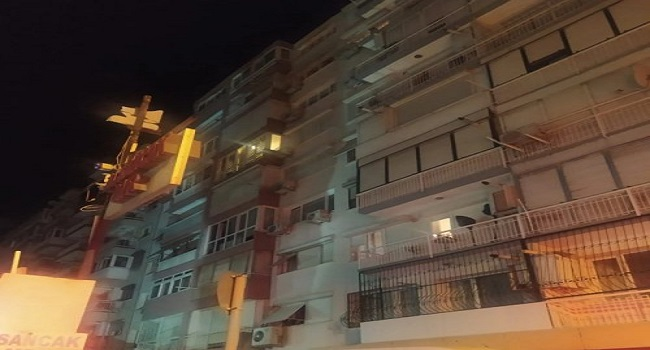 İzmir'de Genç Adam Çatıdan Atlayarak İntihar Etti!  
