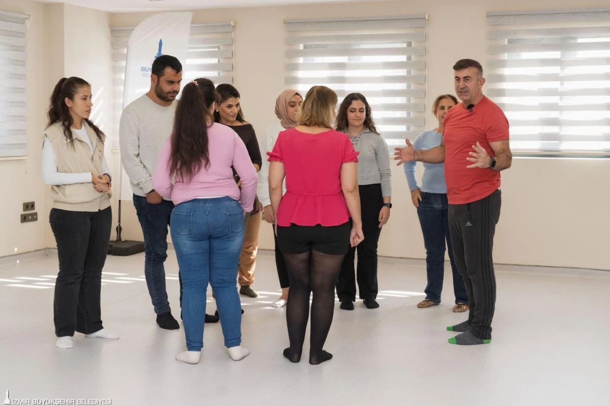 İzmir’de görme engelliler dans terapisiyle özgürleşti