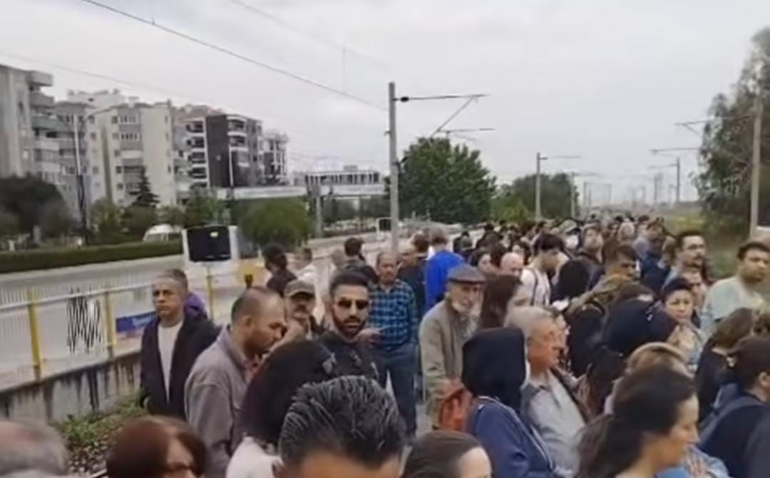 İzmir'de İzban Trenleri Yine Gecikmeye Devam Ediyor: Vatandaşlar Mağdur