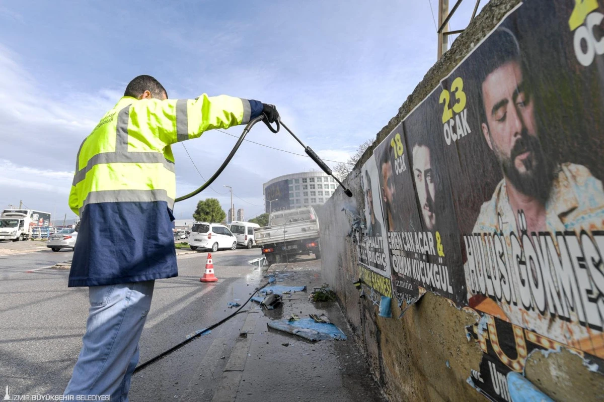 İzmir&rsquo;de izinsiz afişlere sıkı denetim