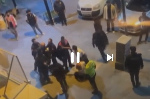 İzmir'de Kavga Ayıran Polise Kafa Atıldı
