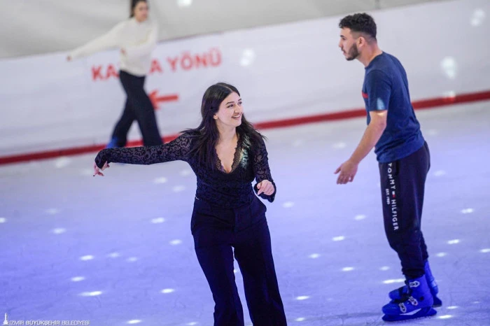 İzmir&rsquo;de Kış Keyfi Buz Pistlerinde Yaşanıyor