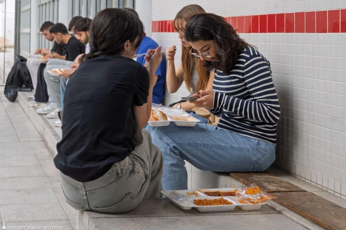 İzmir’de öğrencilere sıcak yemek desteği yeni dönemde de aksatmıyor