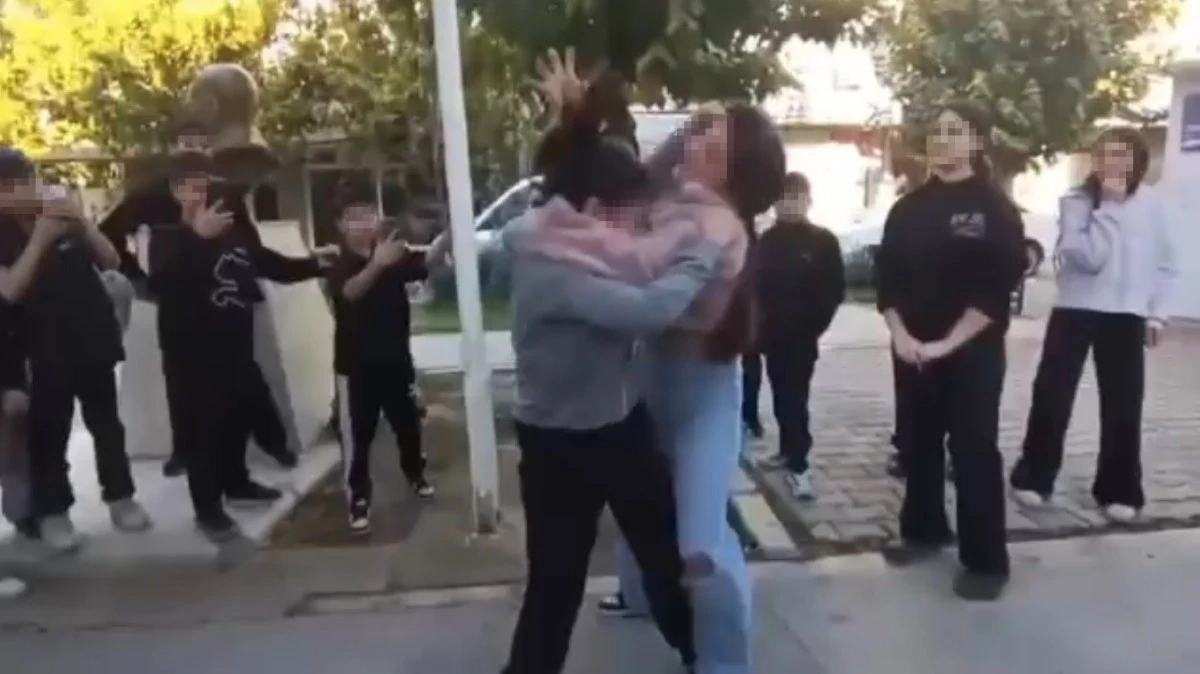 İzmir’de ortaokullu kızların kavgası kameraya yansıdı