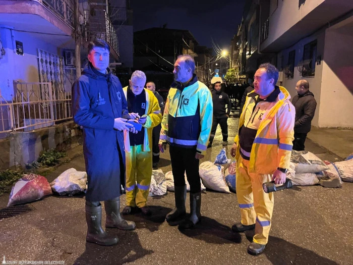 İzmir&rsquo;de sağanak alarmı: Ekipler gece boyunca sahada
