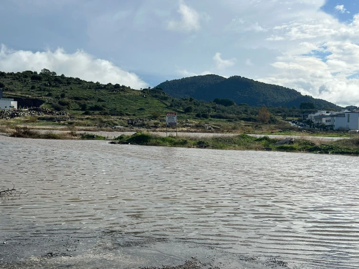 İzmir’de sağanak yağış Dikili’yi felç etti