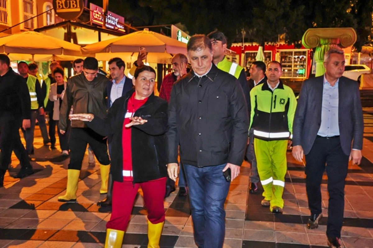 İzmir’de sağanak yağış Foça’yı etkiledi: Başkan Tugay sahada