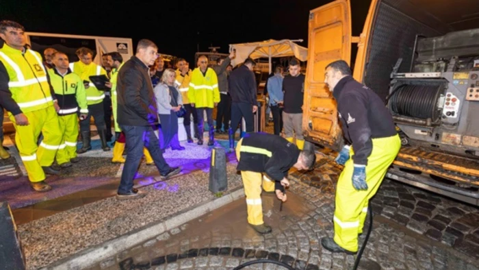 İzmir’de sağanak yağış Foça’yı etkiledi: Başkan Tugay sahada