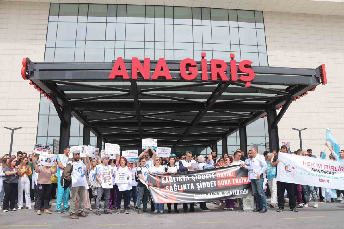İzmir’de sağlık çalışanlarına şiddette meslektaşlarından tepki!