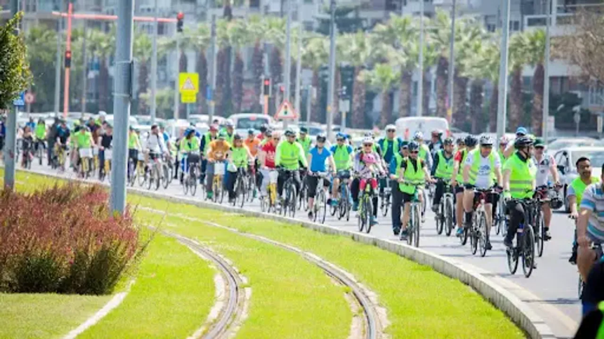 İzmir'de Sağlıklı Yaşam İçin Pedallar Çevrildi: Yeşilay Bisiklet Turu
